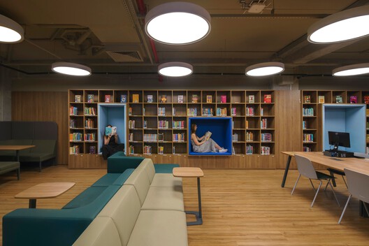 Colégio Bernoulli, Salvador / BCMF Arquitetos - Fotografia de Interiores, Prateleira, Cadeira