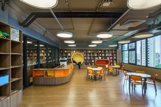 Colégio Bernoulli, Salvador / BCMF Arquitetos - Fotografia de Interiores, Prateleira, Iluminação, Cadeira