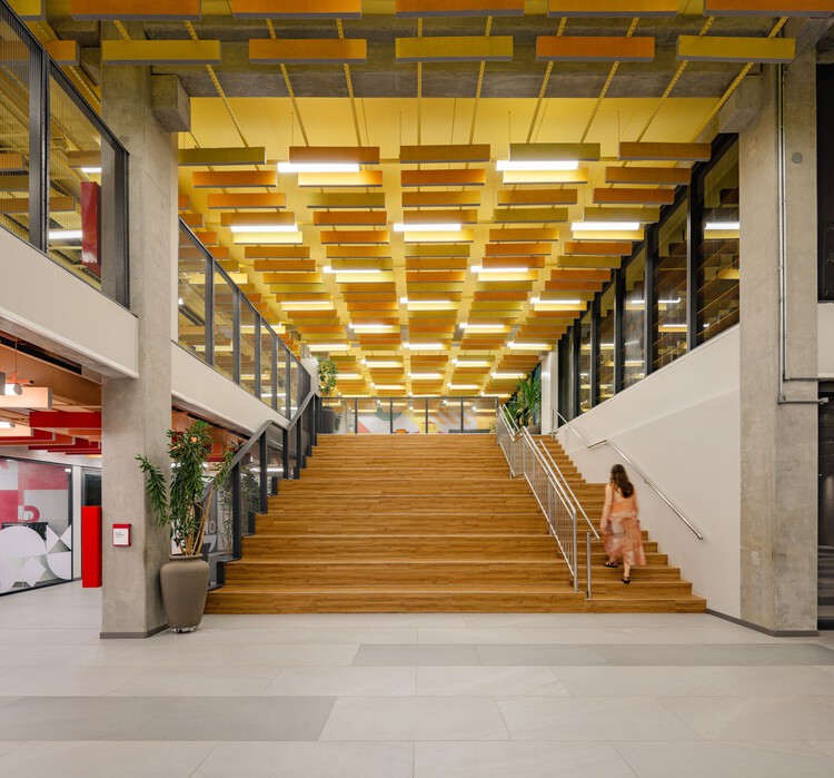 Colégio Bernoulli, Salvador / BCMF Arquitetos - Fotografia de Interiores, Escada, Madeira, Iluminação, Viga