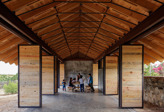 Construir con las comunidades: escuelas rurales que integran técnicas y materiales locales en Latinoamérica - Imagen 4 de 17