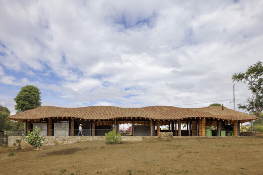 Construir con las comunidades: escuelas rurales que integran técnicas y materiales locales en Latinoamérica - Imagen 12 de 17