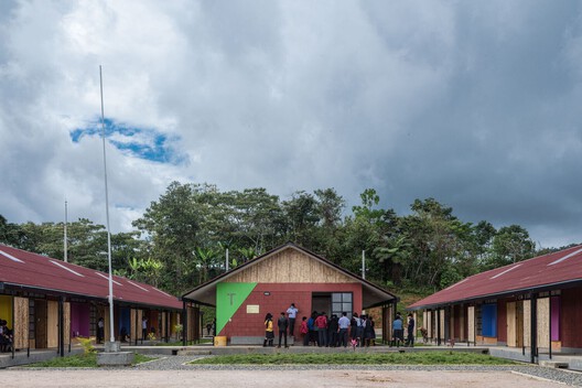 Construir con las comunidades: escuelas rurales que integran técnicas y materiales locales en Latinoamérica - Imagen 14 de 17