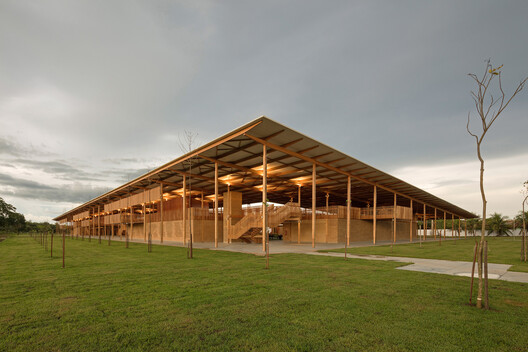 Construir con las comunidades: escuelas rurales que integran técnicas y materiales locales en Latinoamérica - Imagen 16 de 17
