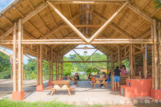 Construir con las comunidades: escuelas rurales que integran técnicas y materiales locales en Latinoamérica - Imagen 13 de 17