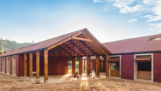 Construir con las comunidades: escuelas rurales que integran técnicas y materiales locales en Latinoamérica - Imagen 9 de 17