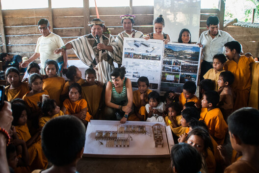 Construir con las comunidades: escuelas rurales que integran técnicas y materiales locales en Latinoamérica - Imagen 3 de 17
