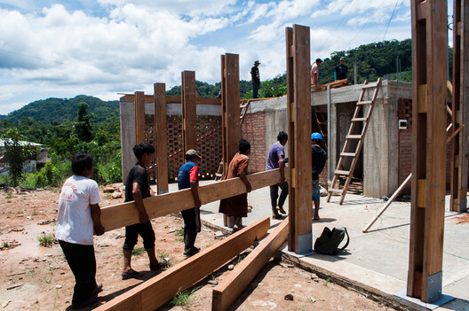 Construir con las comunidades: escuelas rurales que integran técnicas y materiales locales en Latinoamérica - Imagen 11 de 17