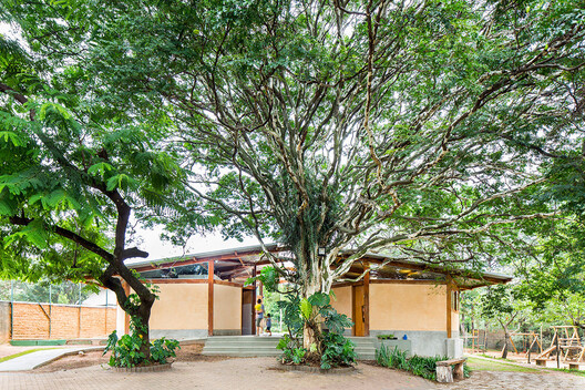 Construir con las comunidades: escuelas rurales que integran técnicas y materiales locales en Latinoamérica - Imagen 7 de 17
