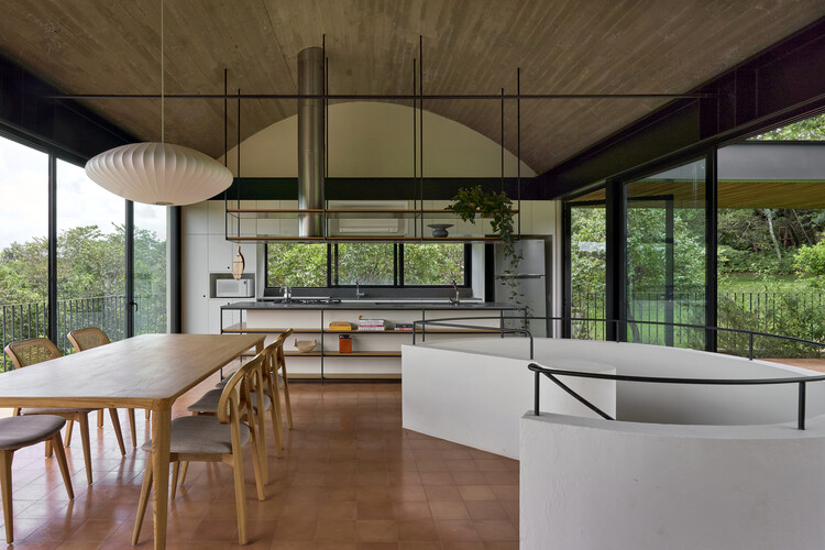 Casa Bóveda / Play Arquitetura - fotografía de interiores, cocina, madera, mesa, vidrio, sillas