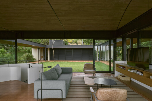 Casa Bóveda / Play Arquitetura - Fotografía interior, Sala de estar, Madera, Patio