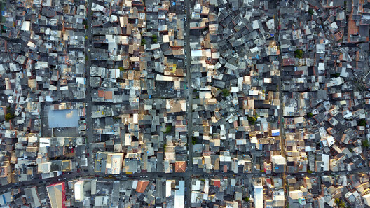 Entre la demanda de vivienda y los objetivos ambientales: Alejandro Aravena sobre soluciones incrementales y hormigón de cero emisiones netas - Imagen 25 de 34