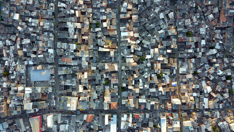 Entre la demanda de vivienda y los objetivos ambientales: Alejandro Aravena sobre soluciones incrementales y hormigón de cero emisiones netas - Imagen 25 de 34