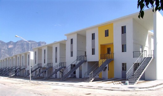 Entre la demanda de vivienda y los objetivos ambientales: Alejandro Aravena sobre soluciones incrementales y hormigón de cero emisiones netas - Imagen 32 de 34