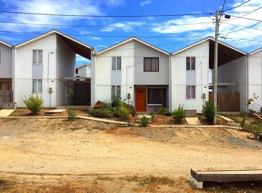 Entre la demanda de vivienda y los objetivos ambientales: Alejandro Aravena sobre soluciones incrementales y hormigón de cero emisiones netas - Imagen 29 de 34