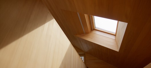 Leading with Daylight: A Glimpse Inside the House by the Garden of Venus - Image 2 of 14