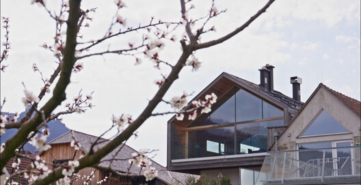 Leading with Daylight: A Glimpse Inside the House by the Garden of Venus - Image 7 of 14