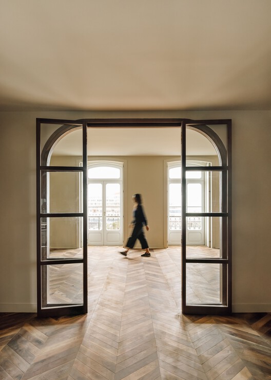 Terreiro do Trigo / Posto 9 - Fotografia de Interiores, Madeira, Porta, Vidro