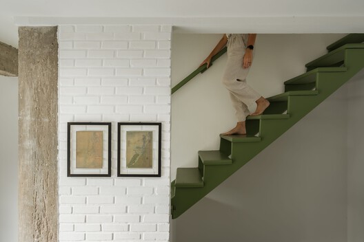 Casas Junco / Less Estúdio - Fotografia de Interiores, Escada, Madeira, Corrimão