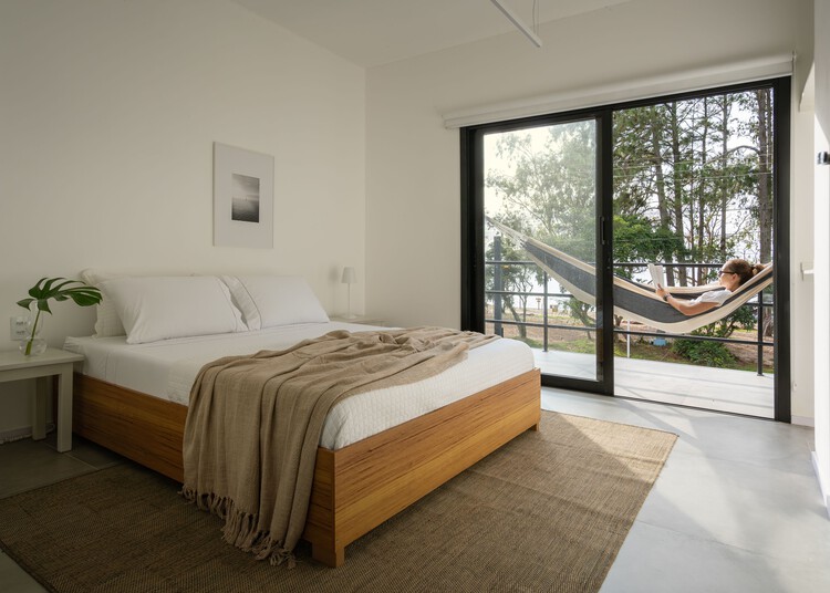 Casas Junco / Less Estúdio - Fotografia de Interiores, Dormitório, Cama, Madeira, Iluminação