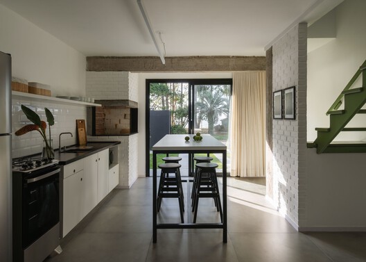 Casas Junco / Less Estúdio - Fotografia de Interiores, Cozinha, Madeira, Iluminação, Bancada, Cadeira