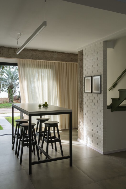 Casas Junco / Less Estúdio - Fotografia de Interiores, Sala de Jantar, Madeira, Iluminação, Cadeira