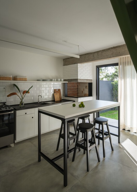 Casas Junco / Less Estúdio - Fotografia de Interiores, Cozinha, Iluminação, Mesa, Cadeira, Bancada