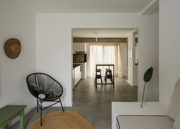 Casas Junco / Less Estúdio - Fotografia de Interiores, Sala de Jantar, Madeira, Cadeira, Mesa, Iluminação