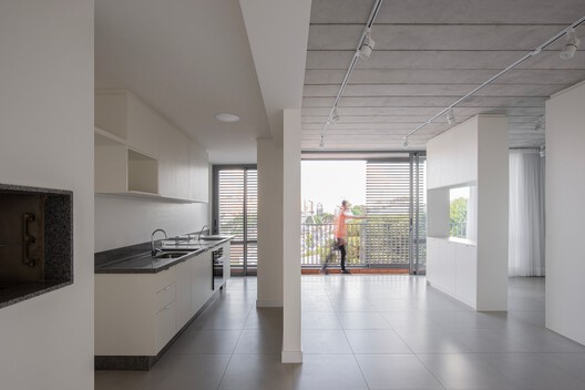 Edifício DOM 317 / Arquea Arquitetos - Fotografia de Interiores, Cozinha, Vidro, Bancada, Cadeira