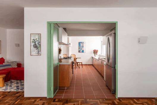 Apartamento André Fernandes / João Marujo + Orlando Naj - Fotografia de Interiores, Madeira, Cadeira, Cozinha, Bancada