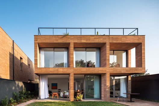 Casas AV+2F / Arquea Arquitetos - Fotografia de Exterior, Madeira, Balcão