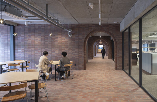 Edifício Sosho-kan da Universidade de Artes de Kyoto / Takenaka Corporation - Fotografia de Interiores, Tijolo