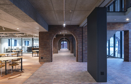 Edifício Sosho-kan da Universidade de Artes de Kyoto / Takenaka Corporation - Fotografia de Interiores, Arco, Tijolo, Pilar, Arcada