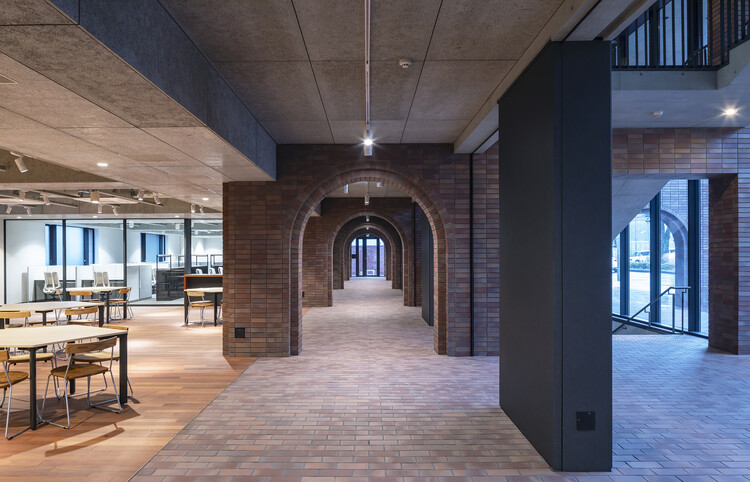 Edifício Sosho-kan da Universidade de Artes de Kyoto / Takenaka Corporation - Fotografia de Interiores, Arco, Tijolo, Pilar, Arcada