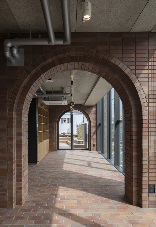 Edifício Sosho-kan da Universidade de Artes de Kyoto / Takenaka Corporation - Fotografia de Interiores, Tijolo, Arco, Concreto, Arcada