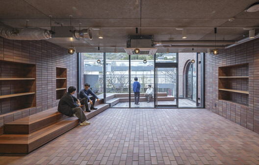 Edifício Sosho-kan da Universidade de Artes de Kyoto / Takenaka Corporation - Fotografia de Interiores, Tijolo, Concreto