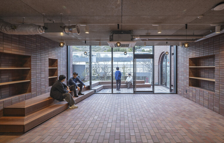 Edifício Sosho-kan da Universidade de Artes de Kyoto / Takenaka Corporation - Fotografia de Interiores, Tijolo, Concreto