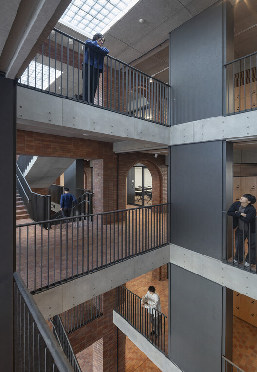 Edifício Sosho-kan da Universidade de Artes de Kyoto / Takenaka Corporation - Fotografia de Interiores, Tijolo, Concreto