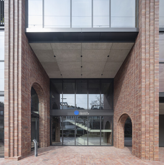 Edifício Sosho-kan da Universidade de Artes de Kyoto / Takenaka Corporation - Fotografia de Exterior, Tijolo, Vidro