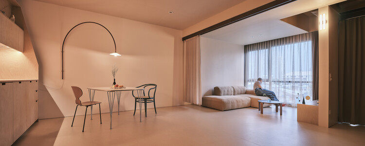 Apartamento MM33 / buno - Fotografia de Interiores, Madeira, Iluminação, Cadeira