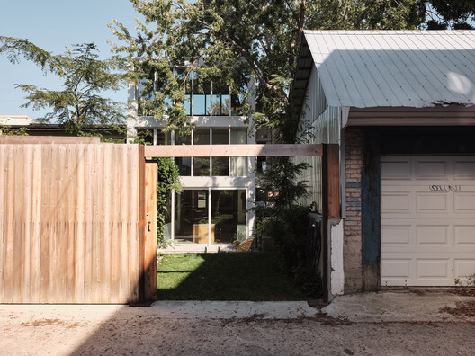 Maison-Jardin BEAU / Alexandre Bernier Architecte - Exterior Photography, Door