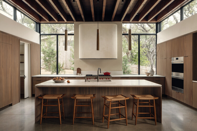 Casa Calma / Ravel Architecture - Fotografia de Interiores, Cozinha, Bancada, Madeira, Mesa, Cadeira