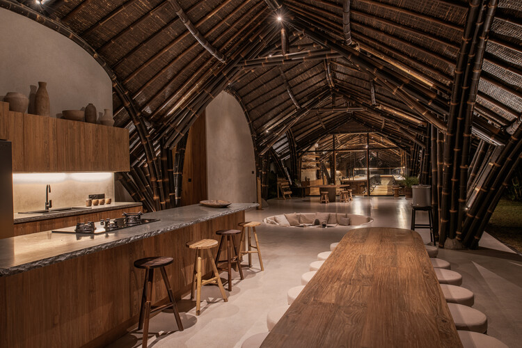 Estudio Lodtunduh / Pablo Luna Studio - Fotografía interior, Madera, Iluminación, Fijación Vigas, Sillas