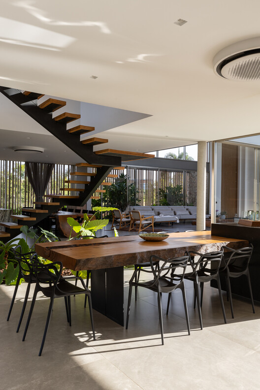 Casa Ales  / EDMZ - Fotografia de Interiores, Sala de Jantar, Madeira, Mesa, Cadeira, Iluminação