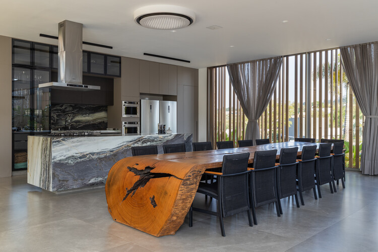Casa Ales  / EDMZ - Fotografia de Interiores, Cozinha, Madeira, Iluminação, Mesa, Cadeira