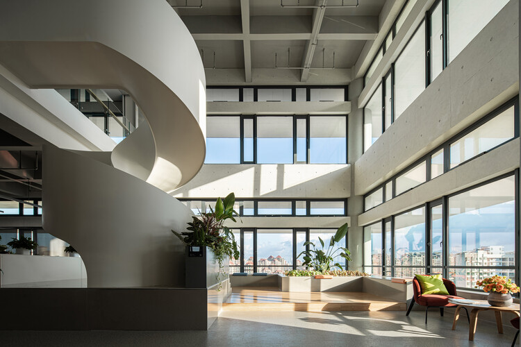 珠海规划科创中心 / nsaaa + 珠海市规划设计研究院 - 室内图, 木头, 玻璃, 阳台