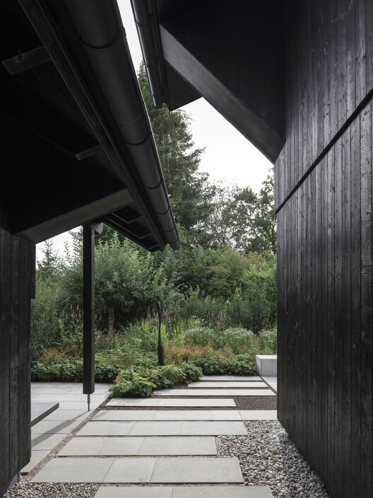 Set Houses with One Pillar / Buero Wagner - Image 7 of 32