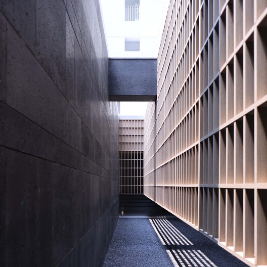 Sunlight Courtyard, Entrance Lobby of Aranya / SHISUO design office - Image 25 of 26