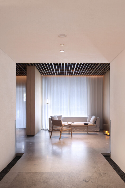 Sunlight Courtyard, Entrance Lobby of Aranya / SHISUO design office - Interior Photography, Wood