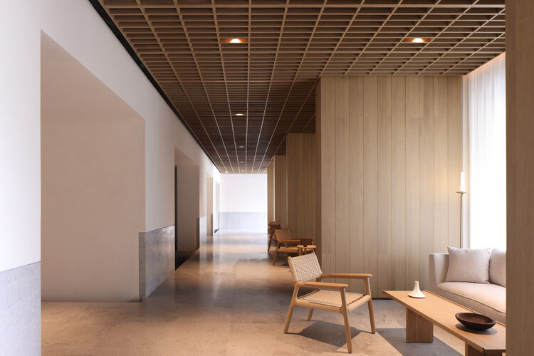 阿那亚入户大堂 / 是所SHISUO - 室内图, 木头, 椅子