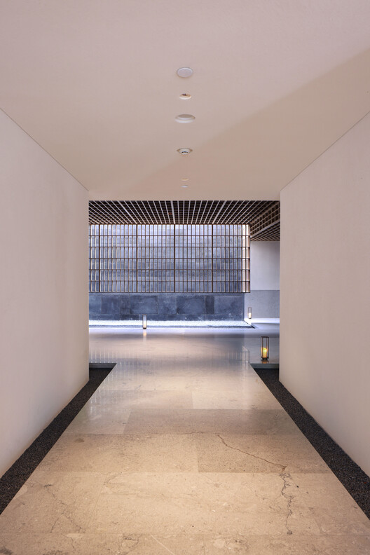 Sunlight Courtyard, Entrance Lobby of Aranya / SHISUO design office - Interior Photography, Glass, Concrete